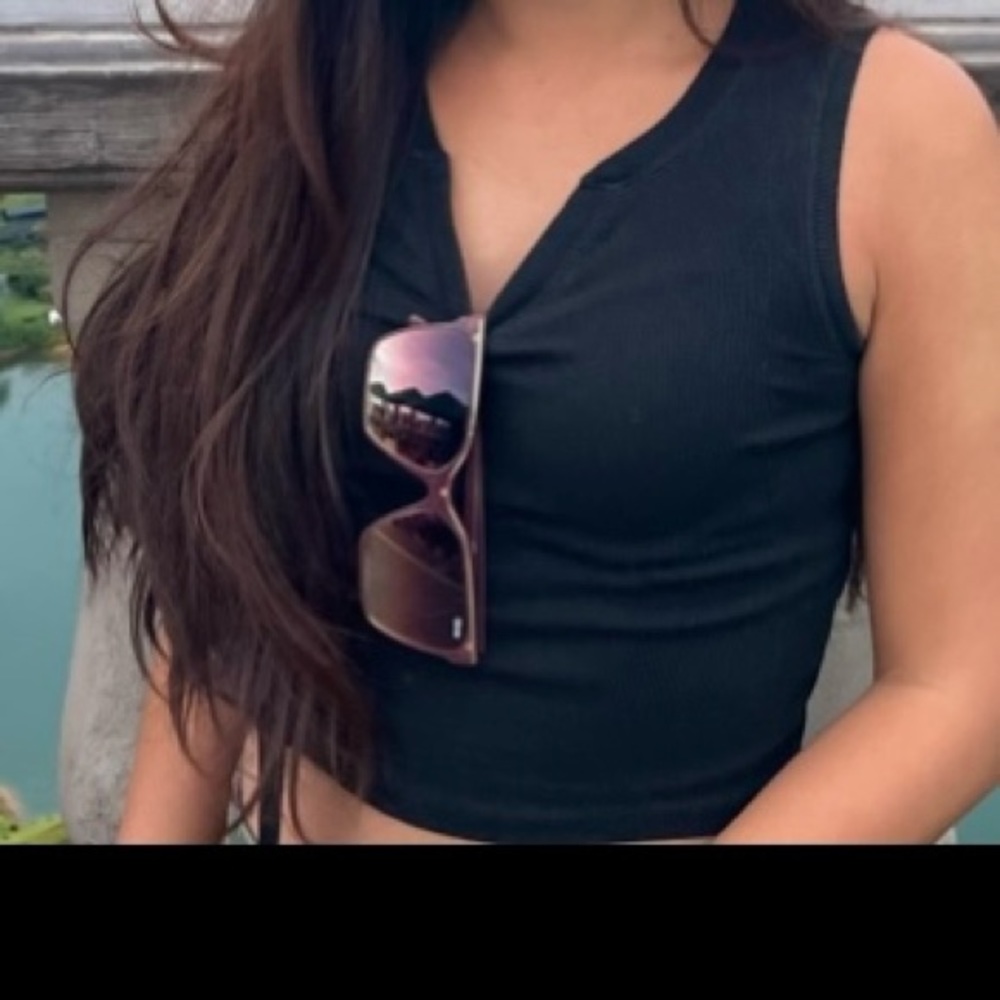 Black sleeveless V neck crop tank top